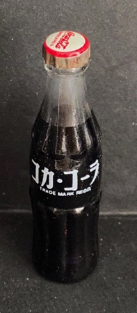 m06029-1 € 5,00 coca cola mini flesje vreemde taal (geverfd dus geen inhoud)